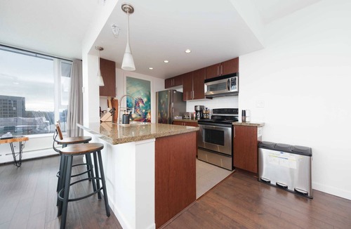Crosstown Apartment | Sub-Penthouse Condo with Jacuzzi, Pool, Sauna & Gym