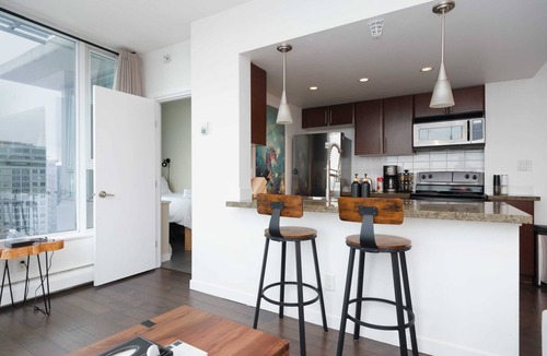 Crosstown Apartment | Sub-Penthouse Condo with Jacuzzi, Pool, Sauna & Gym