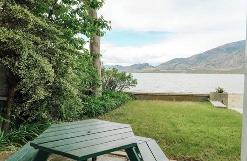 Osoyoos Apartment | Suite 5 Green Gables Resort - 1 Bedroom Courtyard