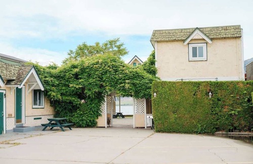 Osoyoos Apartment | Suite 5 Green Gables Resort - 1 Bedroom Courtyard