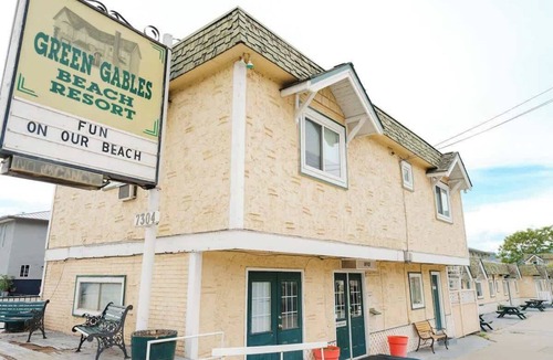 Osoyoos Apartment | Suite 5 Green Gables Resort - 1 Bedroom Courtyard
