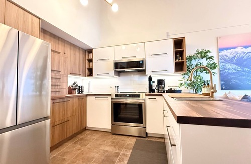 East Kootenay House | Summit View II | Pool · Views · Sleeps 6