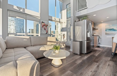 Downtown Vancouver Condo | Sun-Drenched Downtown Loft - Views of Skyline