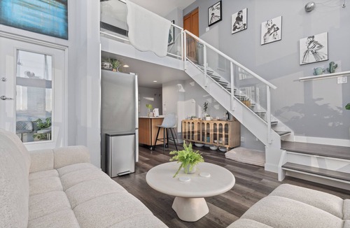 Downtown Vancouver Condo | Sun-Drenched Downtown Loft - Views of Skyline