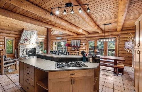 Sun Peaks Ski Chalet | Sunburst Chalet | Pet-Friendly Cabin, Sleeps 12