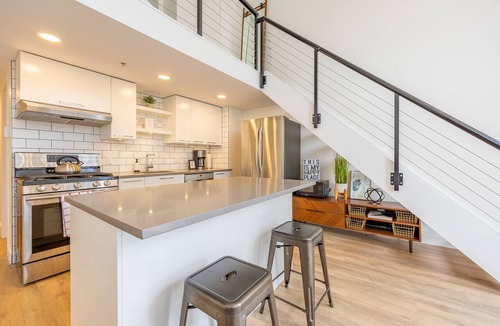 Downtown Vancouver Apartment | Sunlit Downtown Loft | Walk to Yaletown