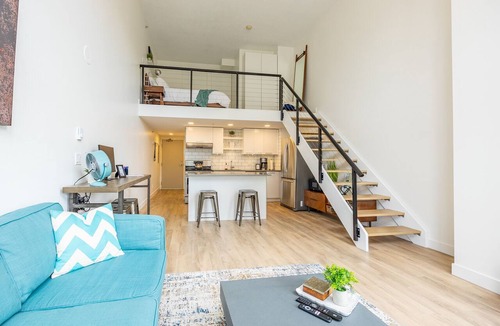 Downtown Vancouver Apartment | Sunlit Downtown Loft | Walk to Yaletown
