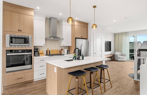 Evanston House | Sunlit Slate, 3BR+Bonus+XBOX+BBQ with Modern Design + Private Deck