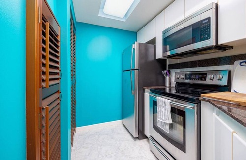 Downtown Vancouver Condo | Sunny Downtown Treehouse, Stroll to English Bay