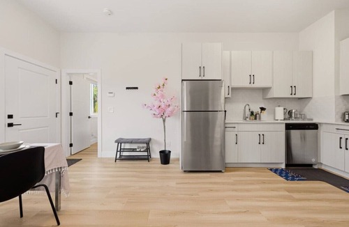 Surrey Apartment | Sunnyside Cottage Suite | 2BR near White Rock