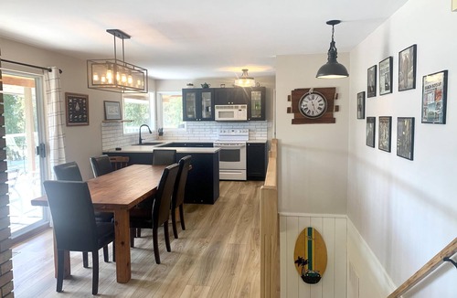 Celista House | Sunnyside Lakehouse - Semi-waterfront Shuswap Accommodation