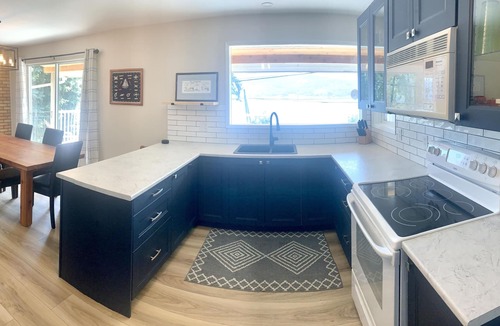 Celista House | Sunnyside Lakehouse - Semi-waterfront Shuswap Accommodation