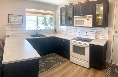 Celista House | Sunnyside Lakehouse - Semi-waterfront Shuswap Accommodation