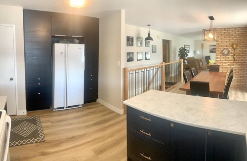 Celista House | Sunnyside Lakehouse - Semi-waterfront Shuswap Accommodation