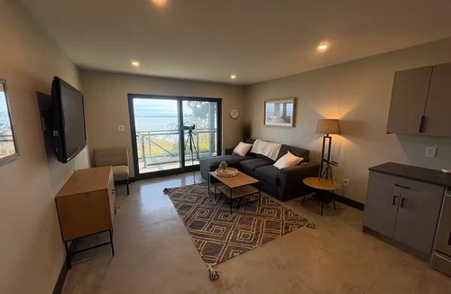 Courtenay House | Sunrise Oceanfront Suite, Entire home in Royston, Canada