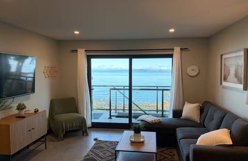 Courtenay House | Sunrise Oceanfront Suite, Entire home in Royston, Canada