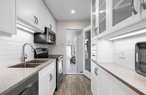 South Pandosy Apartment | Sunshine Suite, walk to beach.
