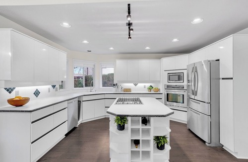 Delta House | Sunshine Trails Retreat | Easy Vancouver Access | Private Green Backyard Oasis