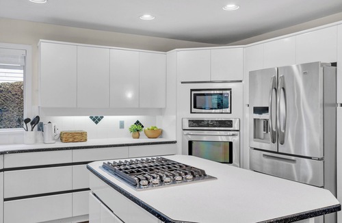Delta House | Sunshine Trails Retreat | Easy Vancouver Access | Private Green Backyard Oasis