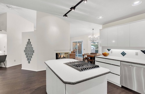 Delta House | Sunshine Trails Retreat | Easy Vancouver Access | Private Green Backyard Oasis