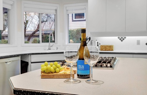 Delta House | Sunshine Trails Retreat | Easy Vancouver Access | Private Green Backyard Oasis