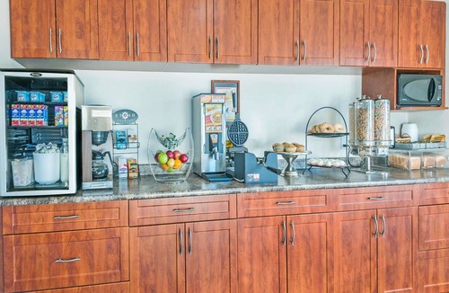 100 Mile House Hotel | Super 8 by Wyndham 100 Mile House