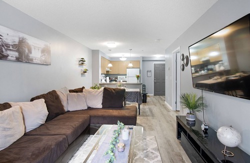 Southwest Edmonton Condo | ★Super Clean&Comfy,Netflix,Prkg.Very Trendy ★