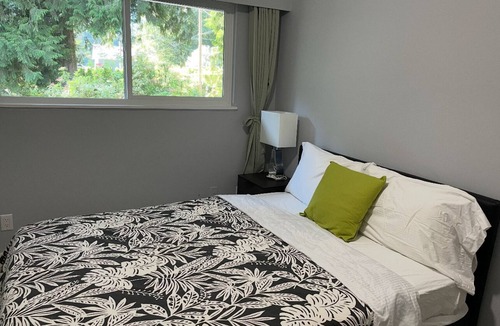 Bradner House | Superb 3-bedroom farmhouse in Abbotsford