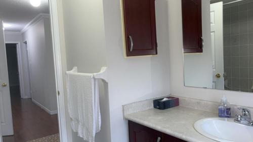 Fletchers Creek South House | Superior Room Near Toronto Pearson Airport