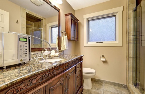 Central Okanagan Bed & Breakfast | Superior Room With Shared Bathroom