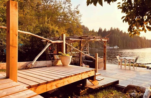 Read Island House | Surge Sunsets - an ocean front off-the-grid getaway!