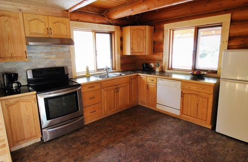 Valemount House | Swift Mountain Lodge - loghouse by the river