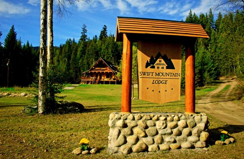 Valemount House | Swift Mountain Lodge - loghouse by the river