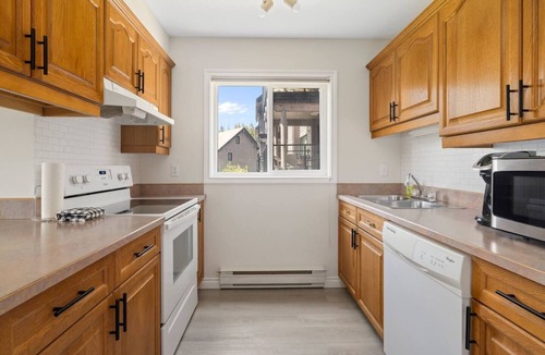 Radium Hot Springs House | "The 19th Hole" - Townhouse Backs Onto Golf Course
