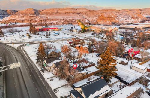 Drumheller House | The Bedrock Modern Charm Fire Pit Downtown