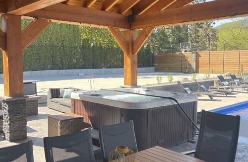 Westbank House | The Big Chill - Luxurious home, private pool, close to beach & wine trail
