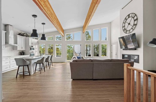 East Kootenay Cabin | The Brae Cabin | Luxury | Lake Views | Large Deck