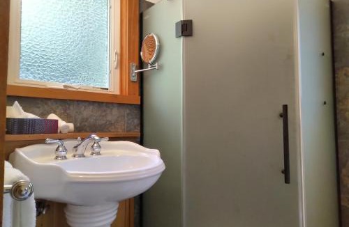 Madeira Park House | The Cabin at Moon Dance