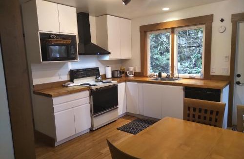 Madeira Park House | The Cabin at Moon Dance