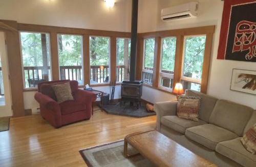 Madeira Park House | The Cabin at Moon Dance
