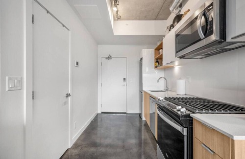 Connaught Apartment | `The Cedar` | Mins to Stampede | Patio Fire-pit