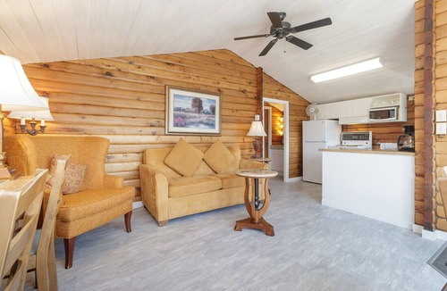 Sidney Hotel | The Cedarwood Inn & Suites