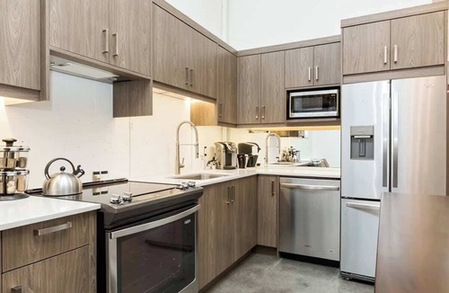 Bridgeland Apartment | The City Loft Retreat | BBQ, Sleeps 6 |