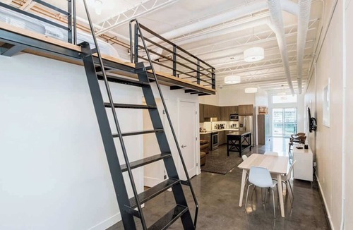 Bridgeland Apartment | The City Loft Retreat | BBQ, Sleeps 6 |