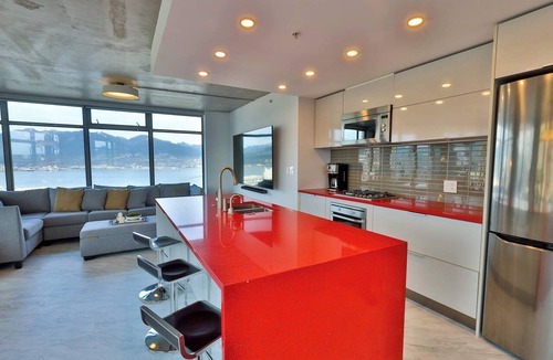 Gastown Apartment | The Cordovan | Glass-Wrapped Skyline Views