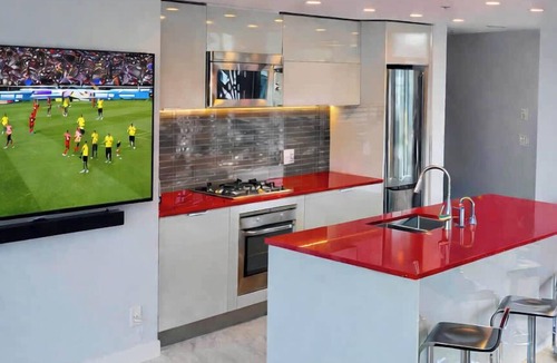Gastown Apartment | The Cordovan | Glass-Wrapped Skyline Views