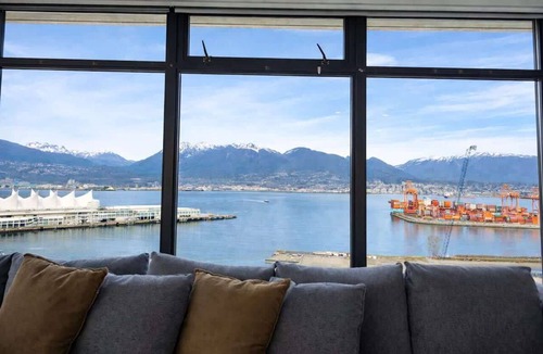 Gastown Apartment | The Cordovan | Glass-Wrapped Skyline Views