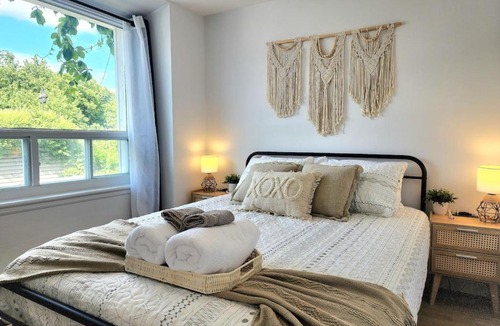 Quartier 5-4 Apartment | The Coziest - Hot Tub - EV Chrger & Free Parking