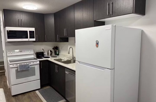 Saskatoon House | The Cozy & Bright Suite