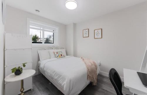 Surrey House | The Cozy Garden Suite - South Surrey Stay